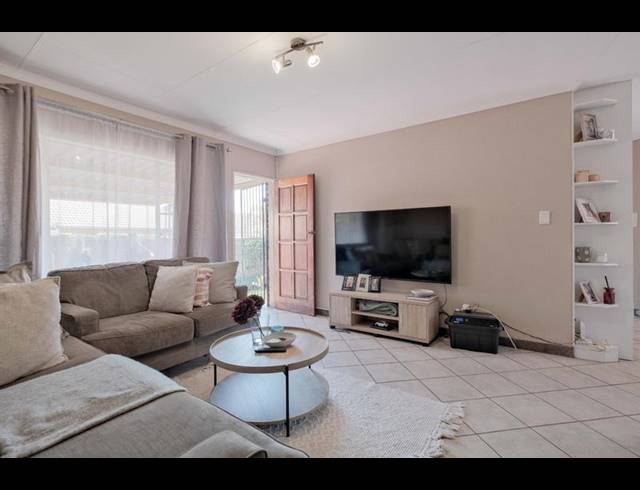 2 BEDROOM TOWNHOUSE FOR SALE IN ROOIHUISKRAAL NORTH